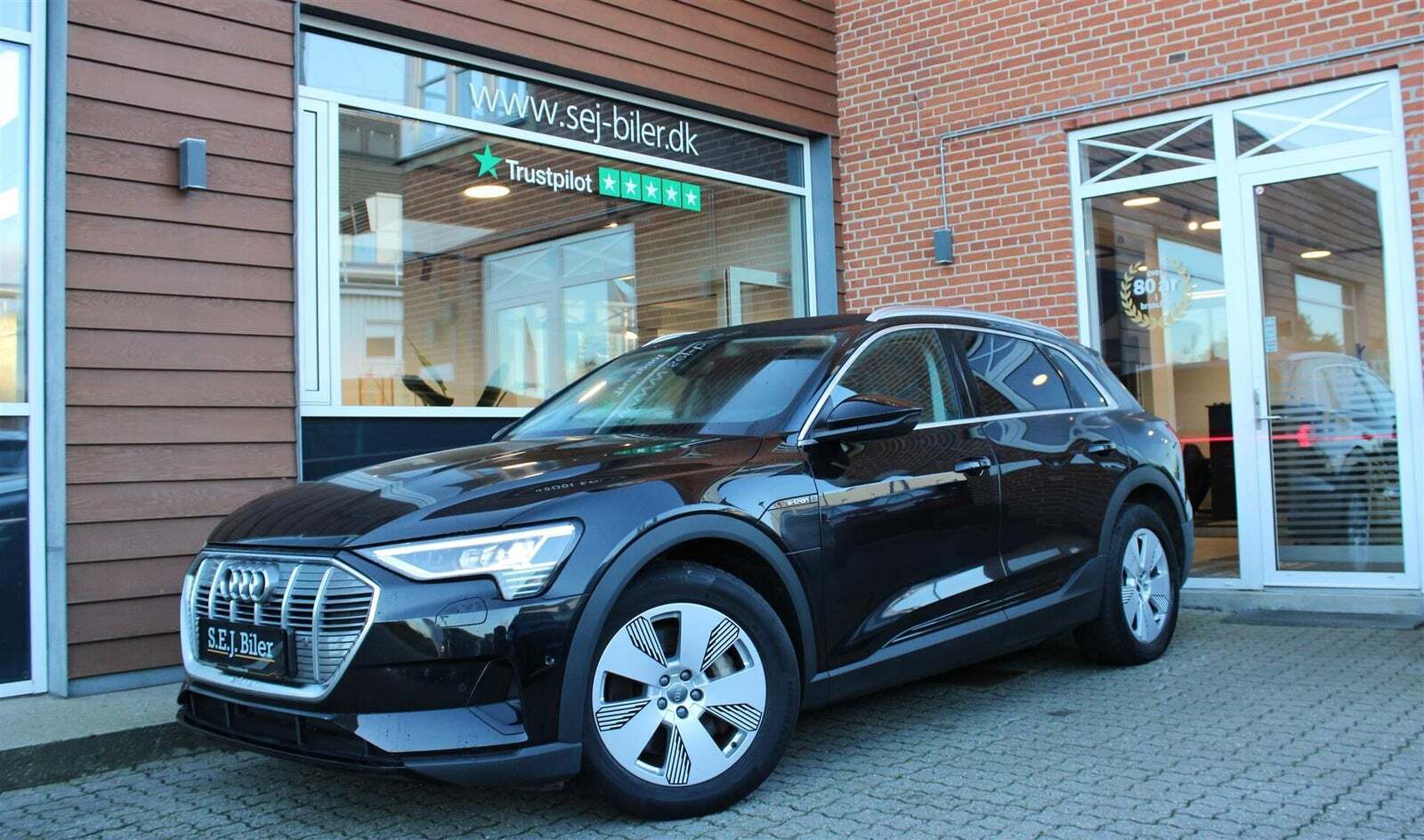 Sort Audi e-tron fra 2020 set udefra