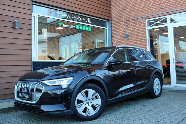 Sort Audi e-tron fra 2020 set udefra