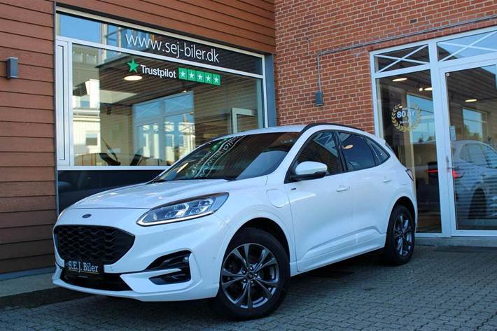 Hvid Ford Kuga fra 2022 set udefra