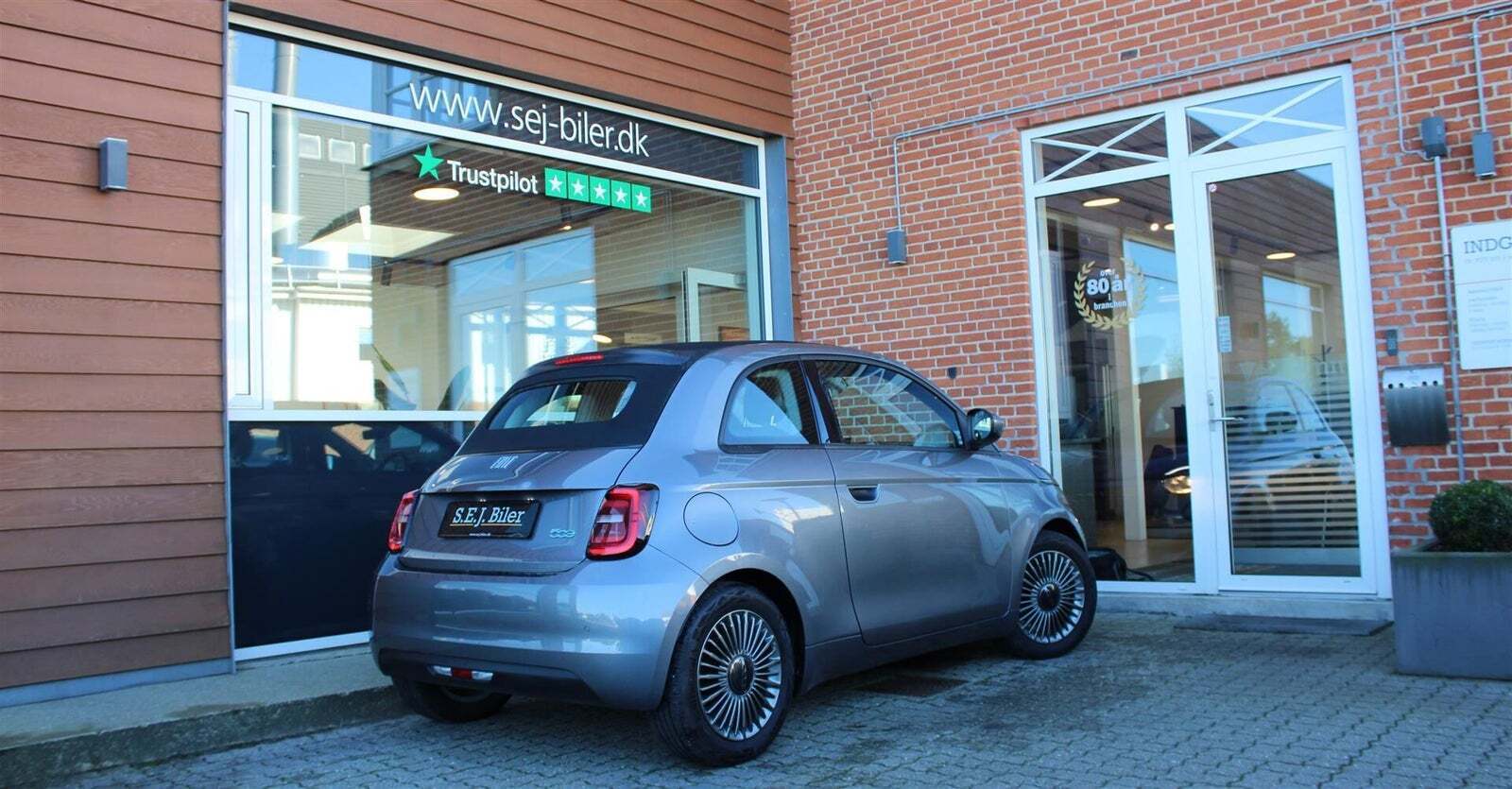 Grå Fiat 500e fra 2022