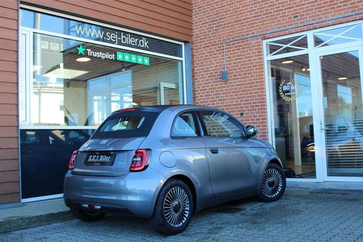 Grå Fiat 500e fra 2022