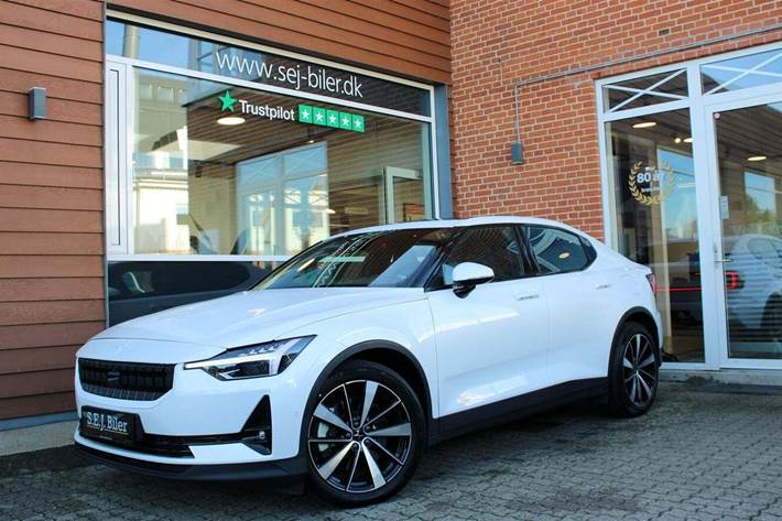 Hvid Polestar 2 fra 2023 set udefra