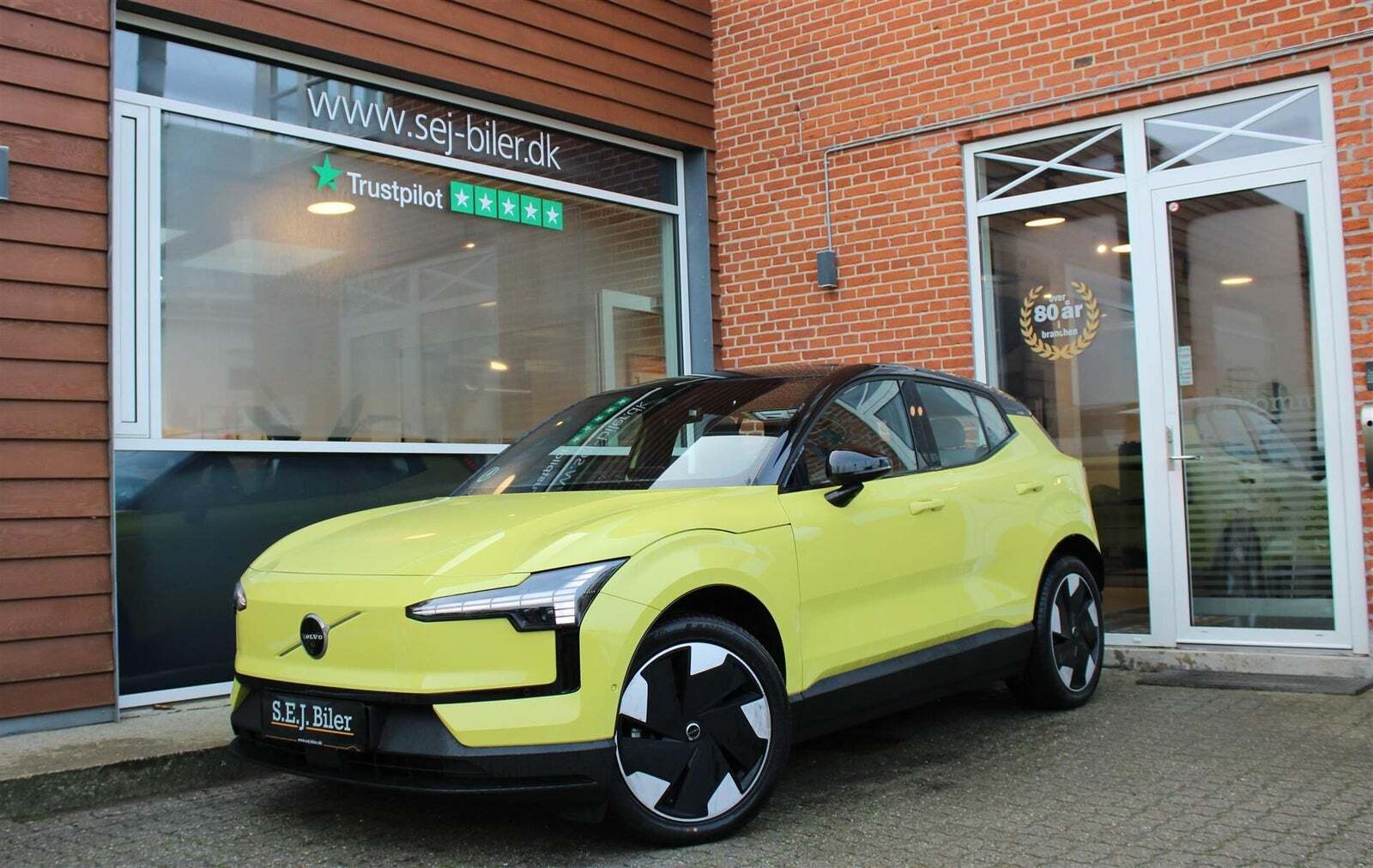 Gul Volvo EX30 fra 2024 set udefra