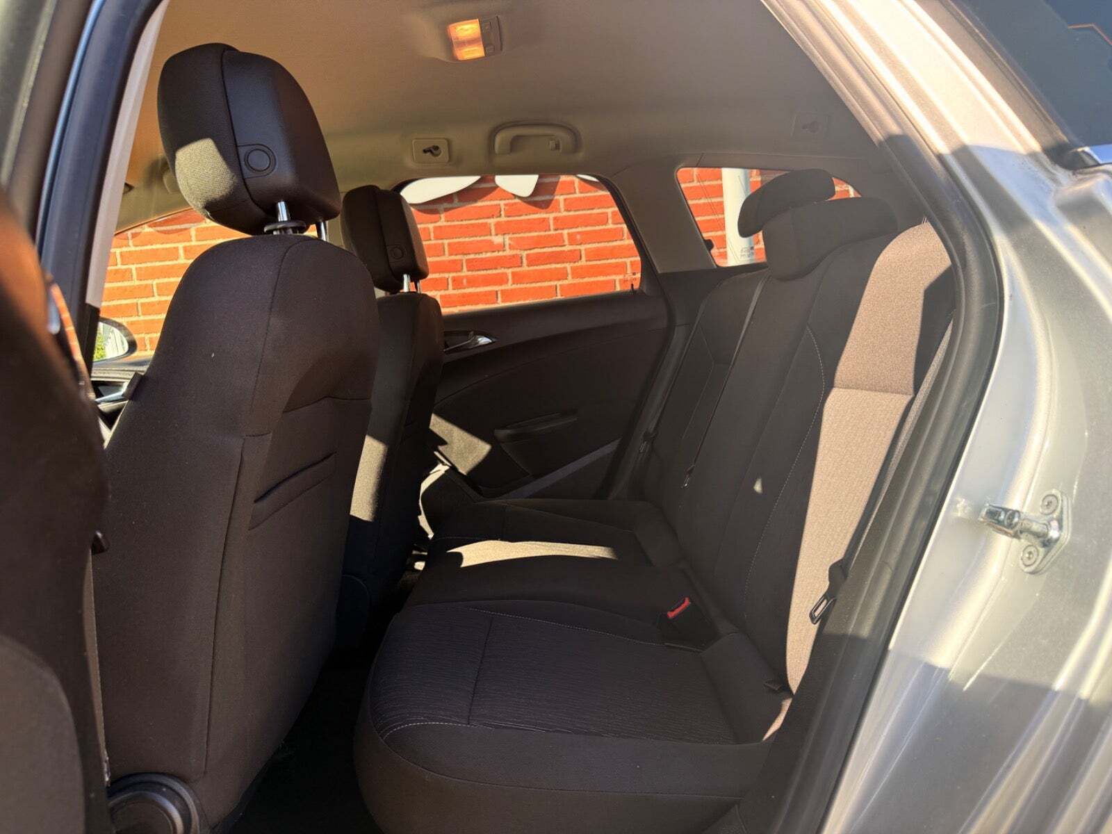 Sølv Opel Astra fra 2015