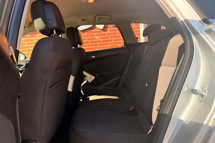 Sølv Opel Astra fra 2015