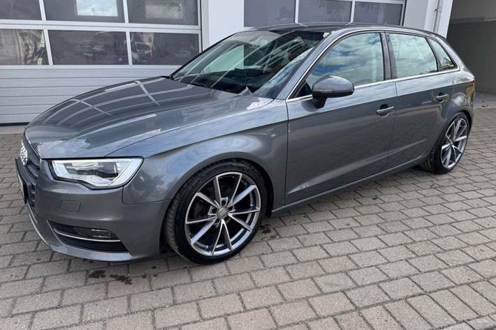 Grå Audi A3 fra 2015 set udefra