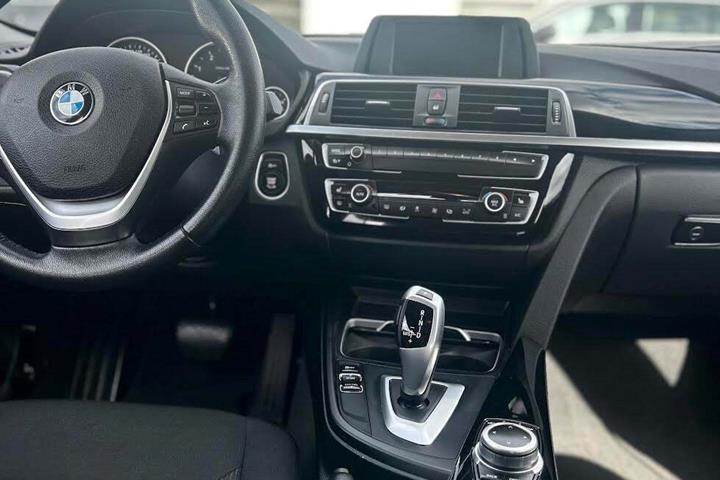 Blå BMW 320d fra 2019
