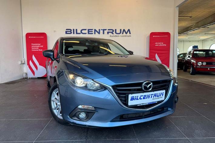 Blå Mazda 3 fra 2013 set udefra