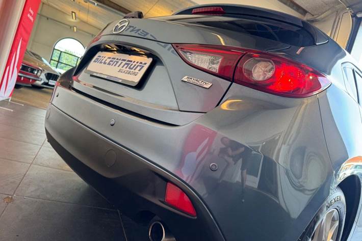 Blå Mazda 3 fra 2013