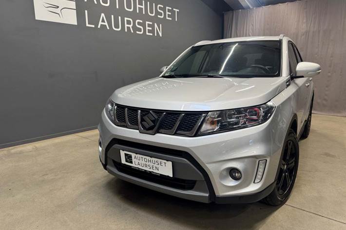 Sølv Suzuki Vitara fra 2016 set udefra