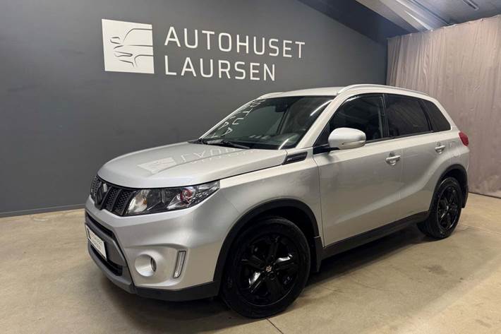 Sølv Suzuki Vitara fra 2016 set udefra