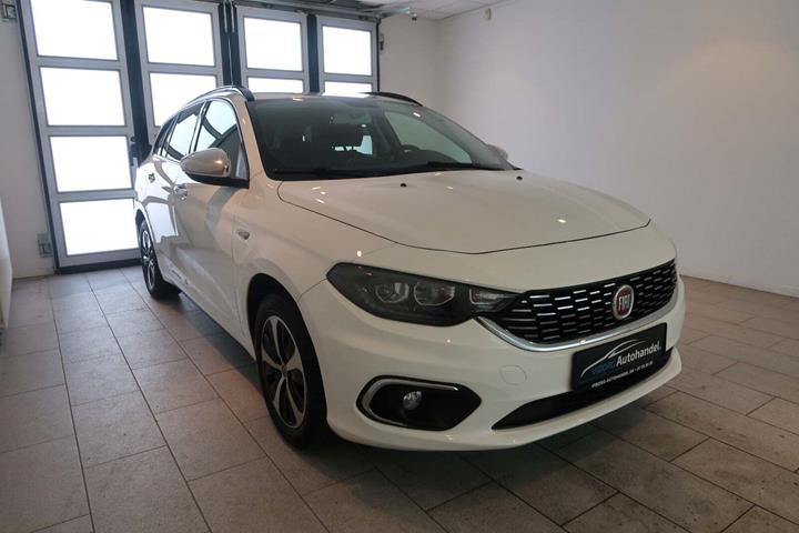 Hvid Fiat Tipo fra 2018 set udefra