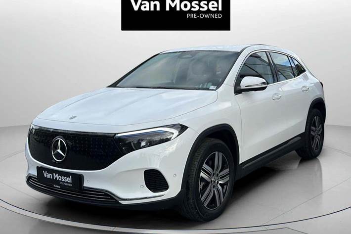 Hvid Mercedes EQA250+ fra 2024 set udefra
