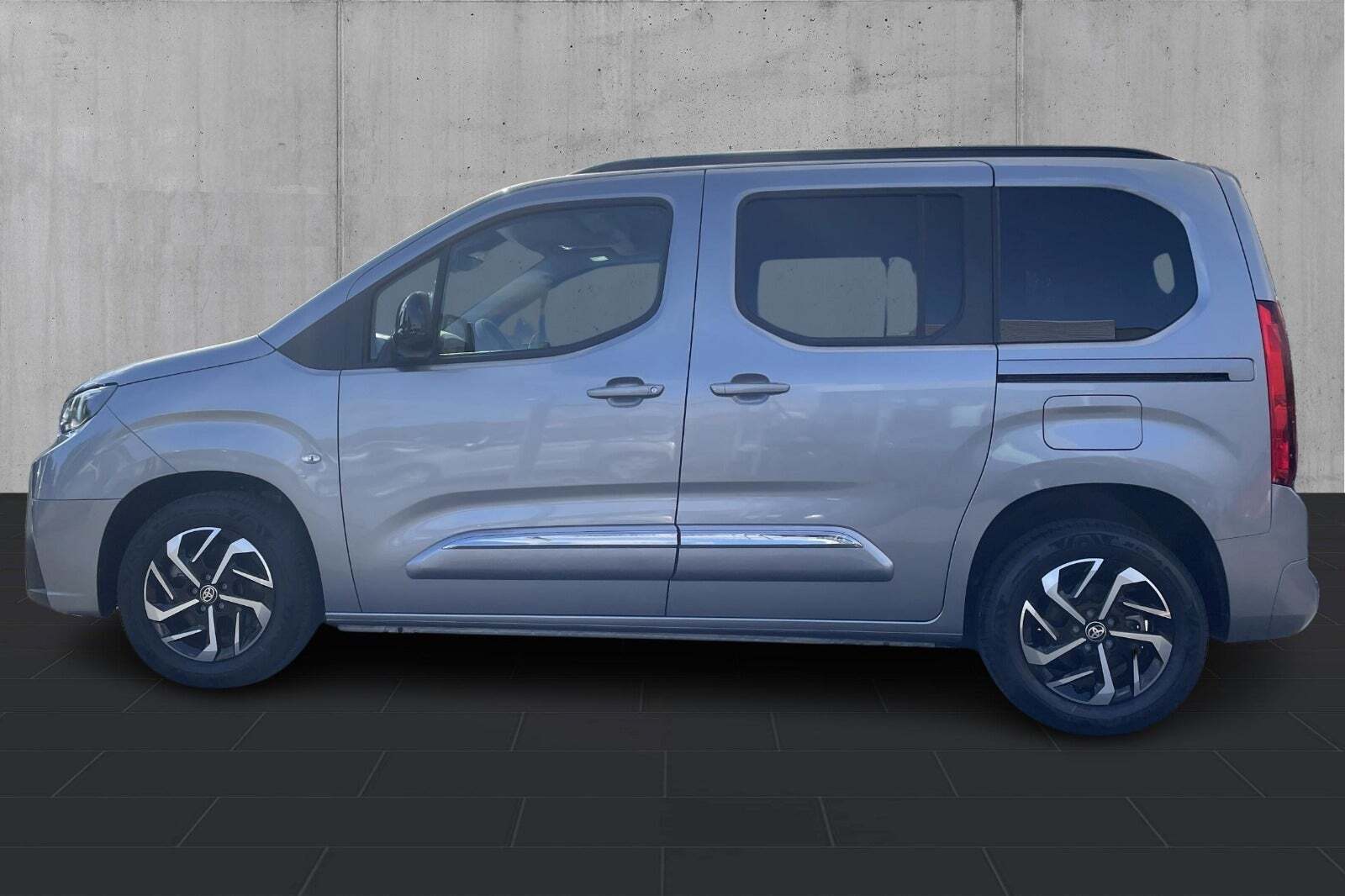 Sølv Toyota ProAce City Verso fra 2025