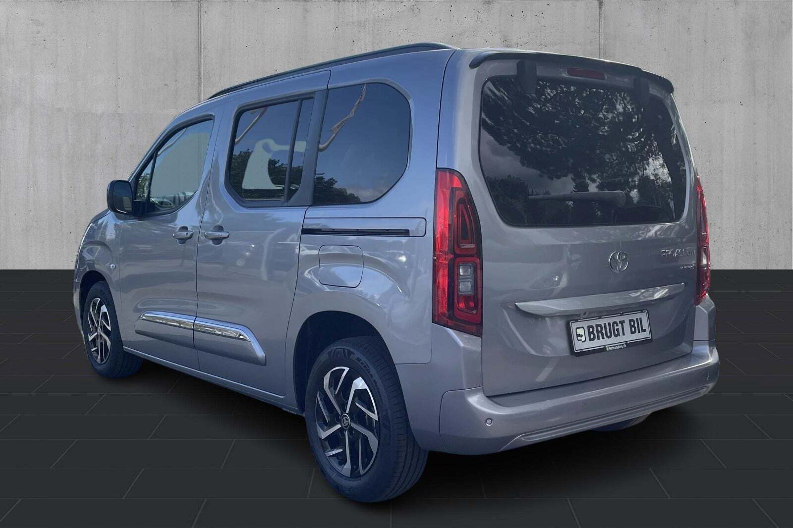 Sølv Toyota ProAce City Verso fra 2025