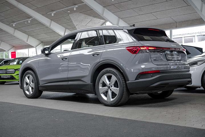 Grå Audi Q4 e-tron fra 2022