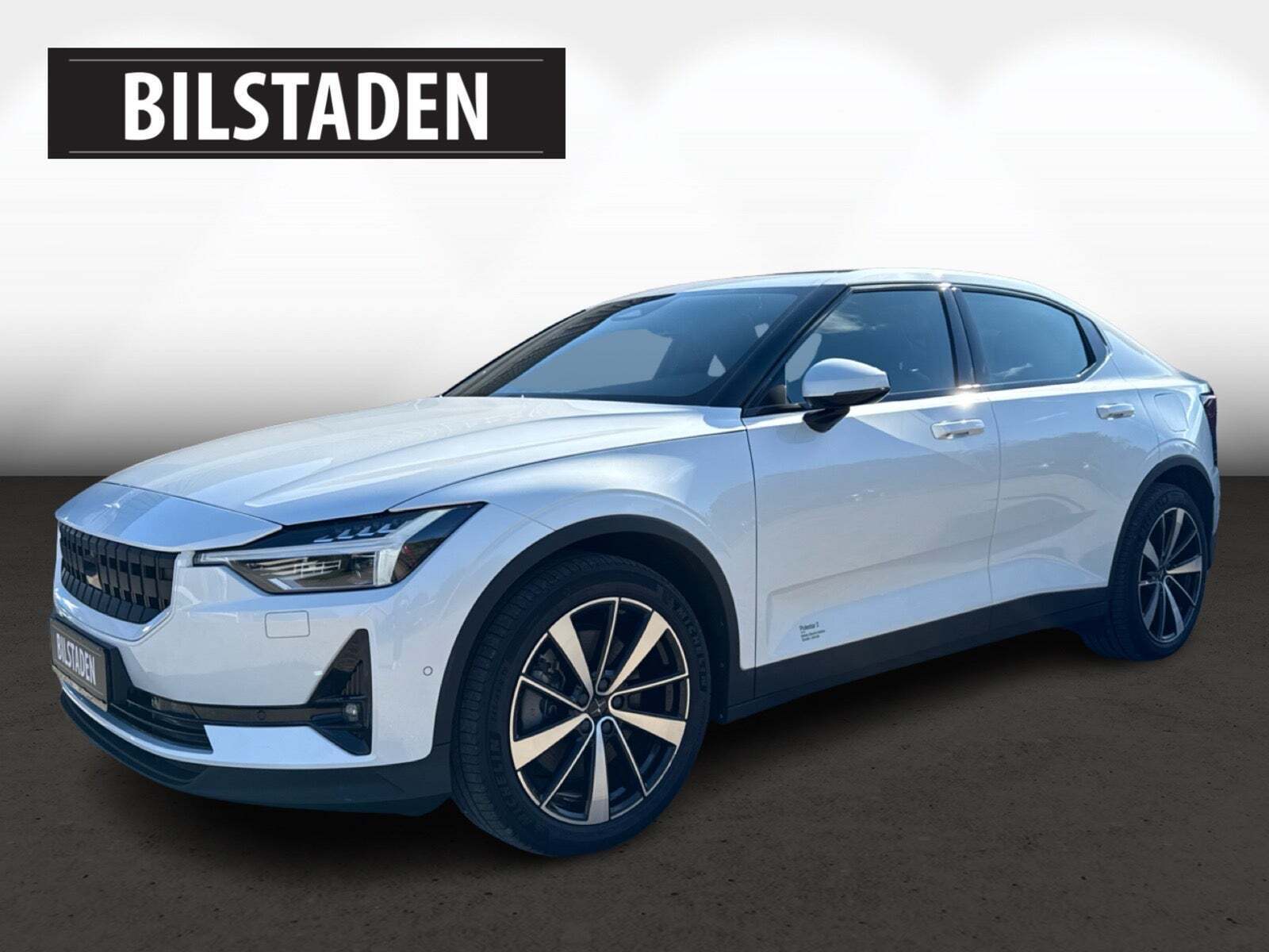 Hvid Polestar 2 fra 2021 set udefra