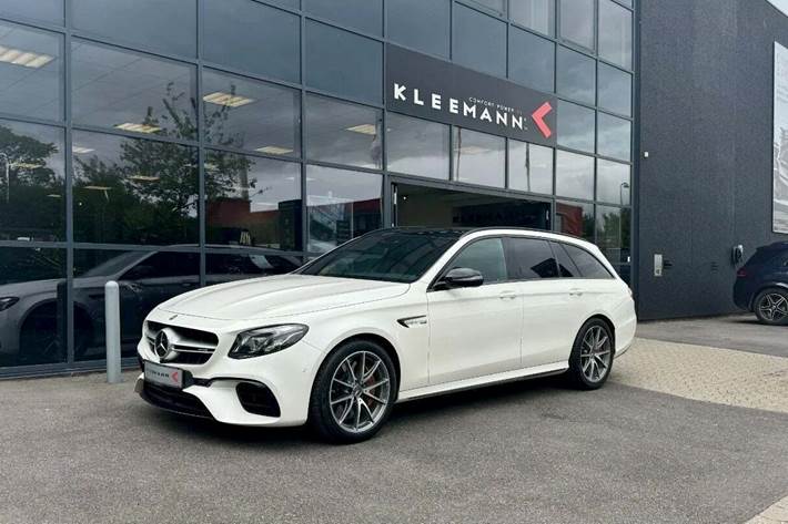 Hvid Mercedes E63 fra 2018 set udefra