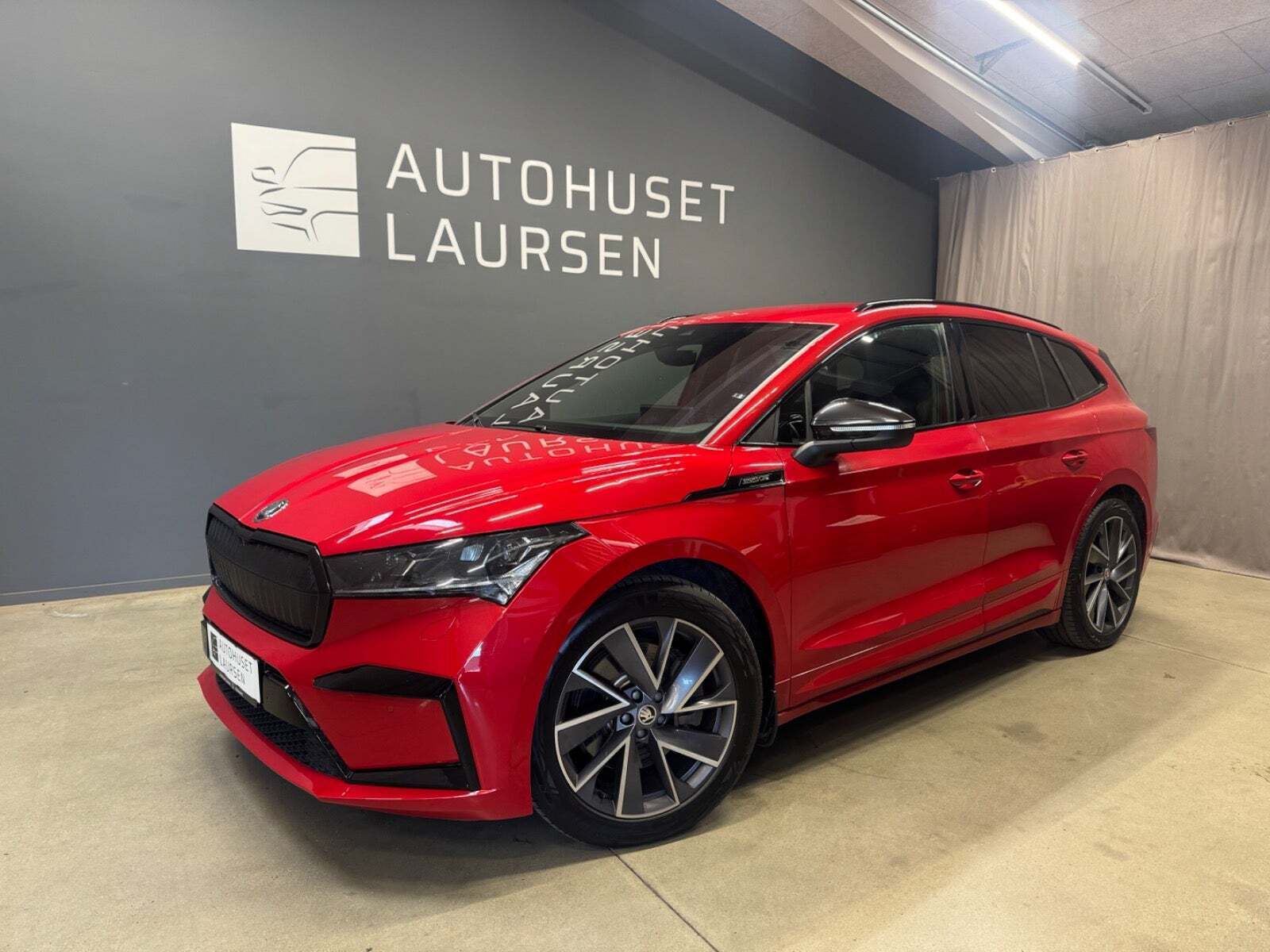 Rød Skoda Enyaq fra 2021 set udefra
