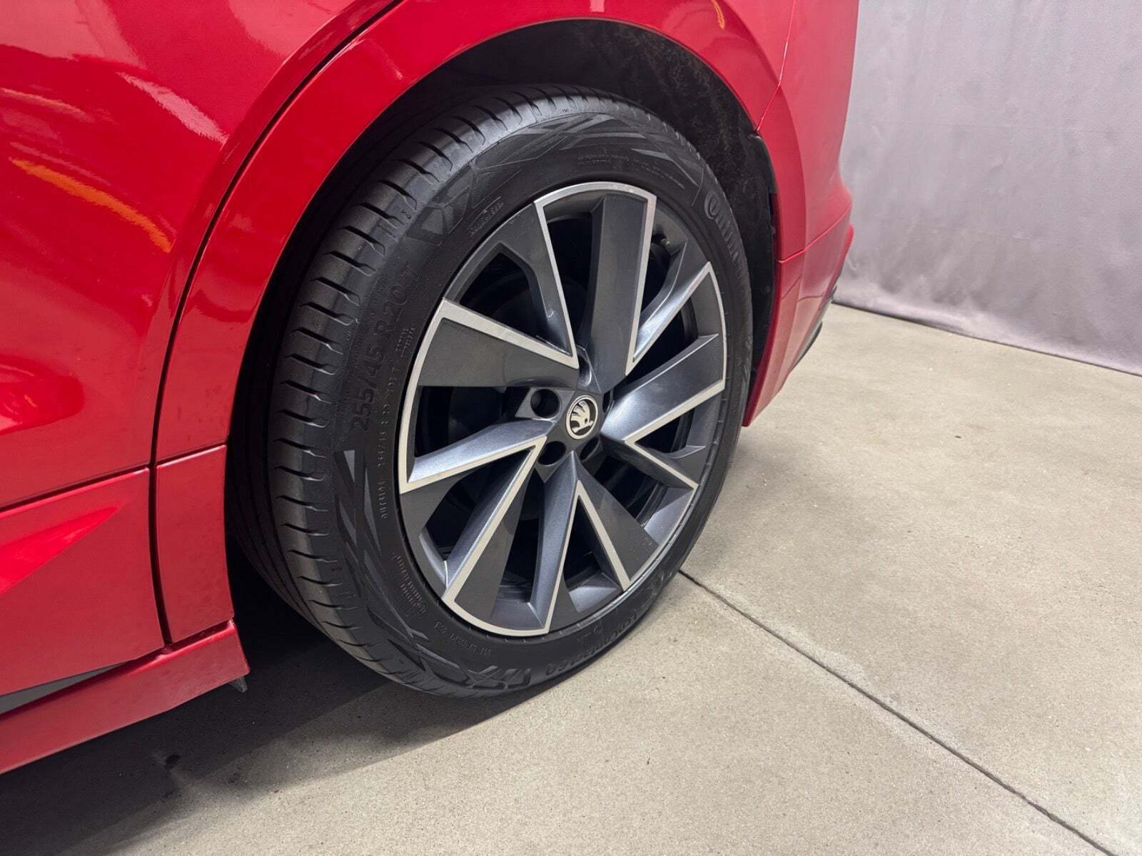 Rød Skoda Enyaq fra 2021