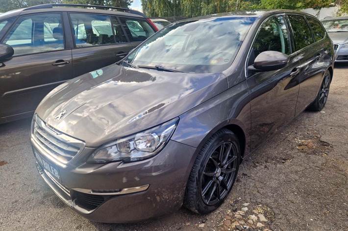 Brun Peugeot 308 fra 2015 set udefra