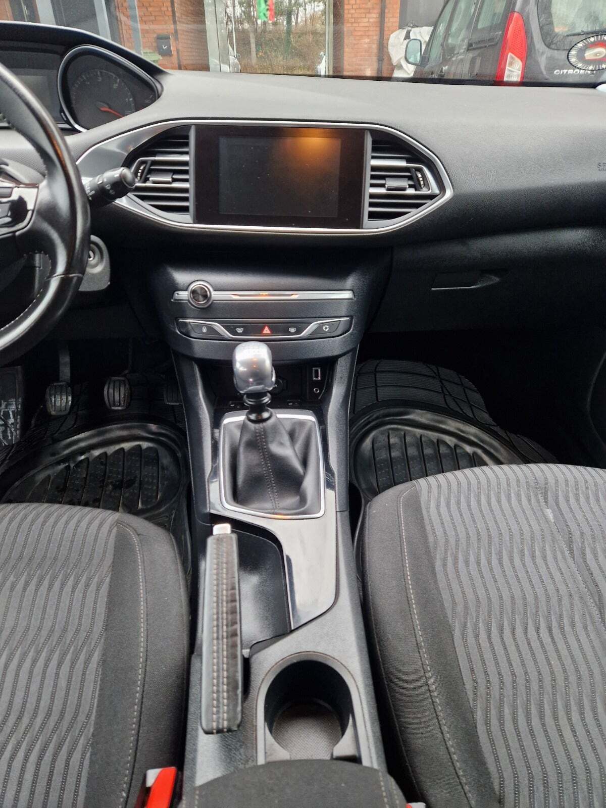 Brun Peugeot 308 fra 2015