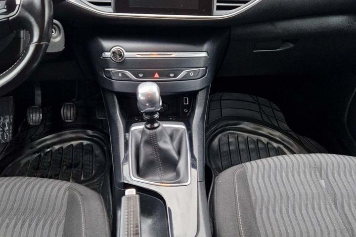 Brun Peugeot 308 fra 2015