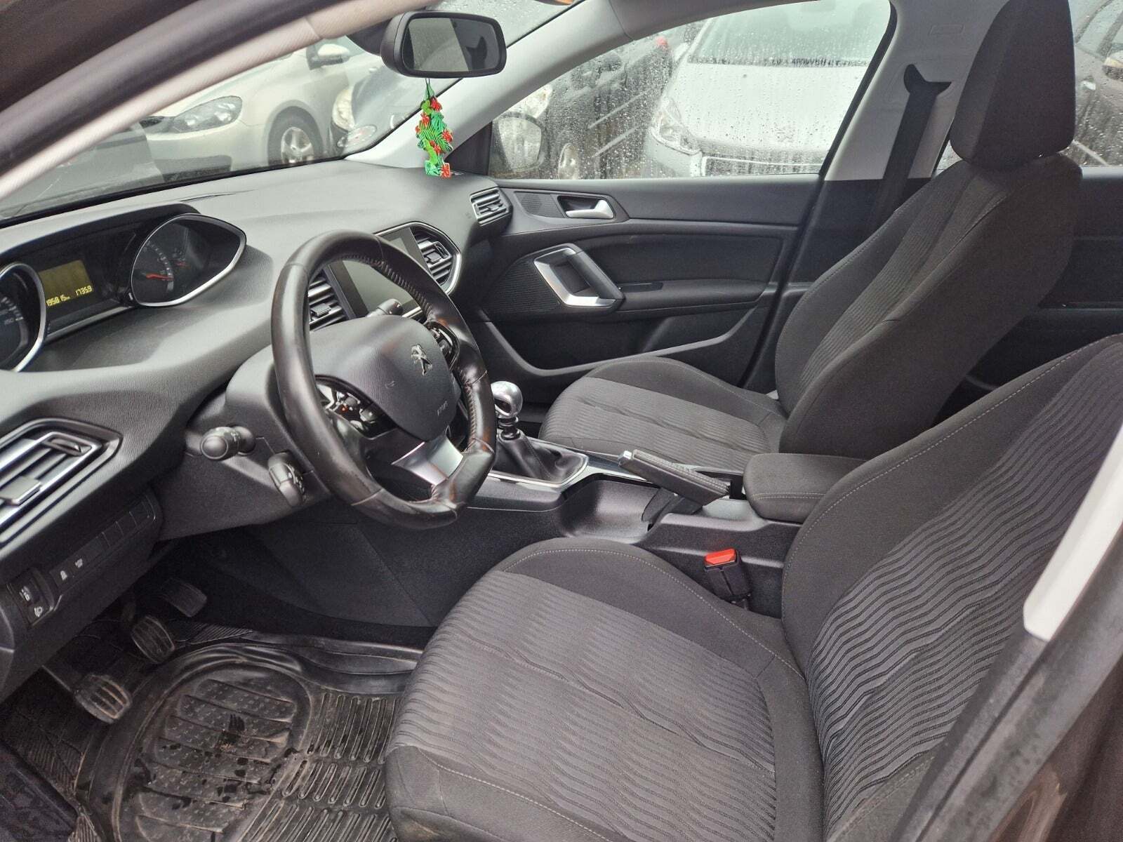 Brun Peugeot 308 fra 2015