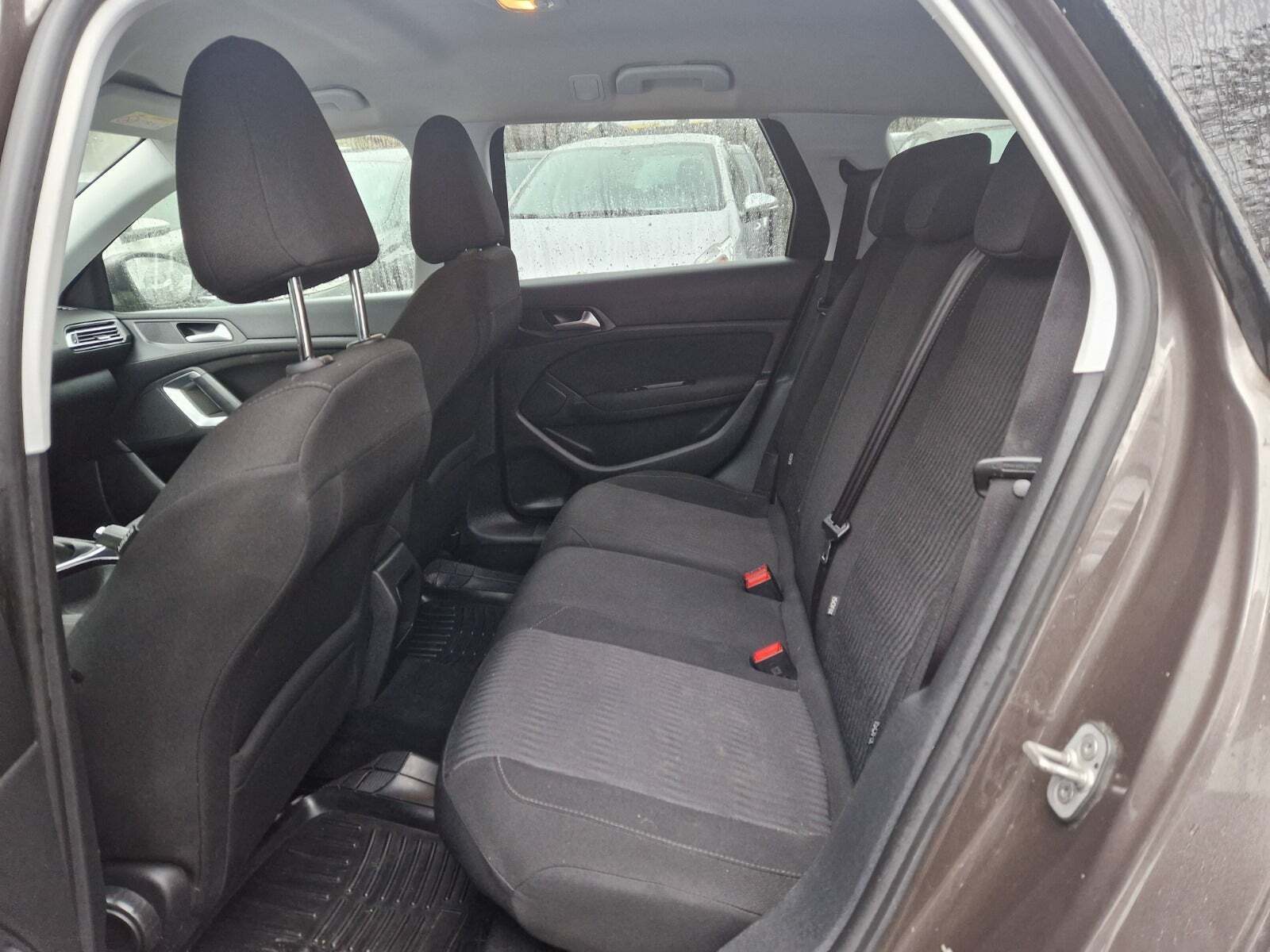 Brun Peugeot 308 fra 2015