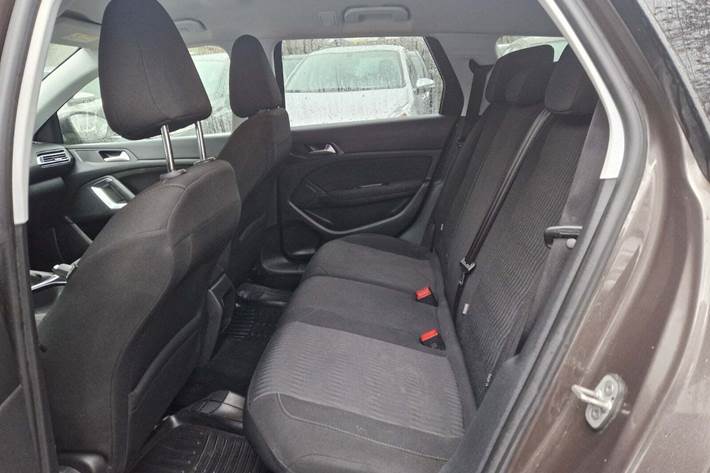 Brun Peugeot 308 fra 2015