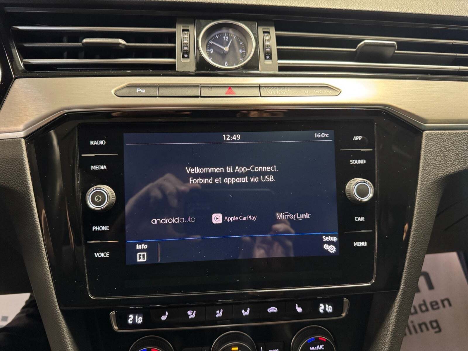 Hvid VW Passat fra 2018