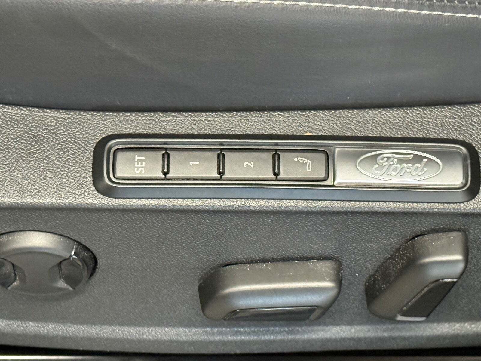 Grå Ford Explorer fra 2024