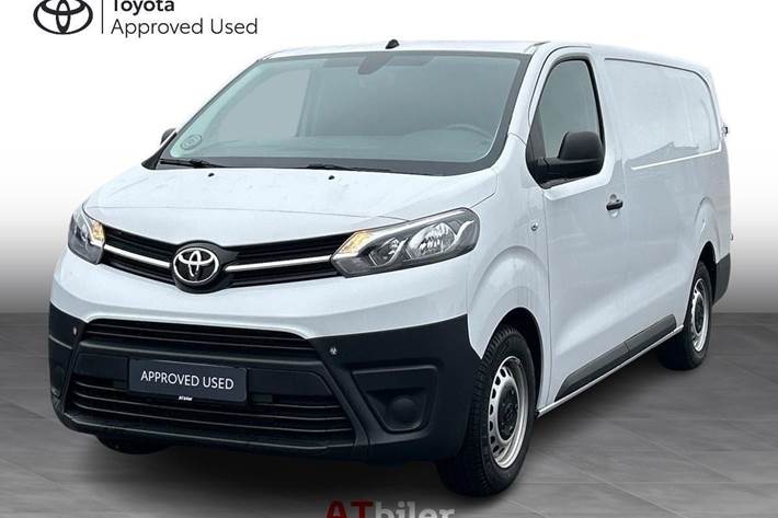 Hvid Toyota ProAce fra 2023 set udefra
