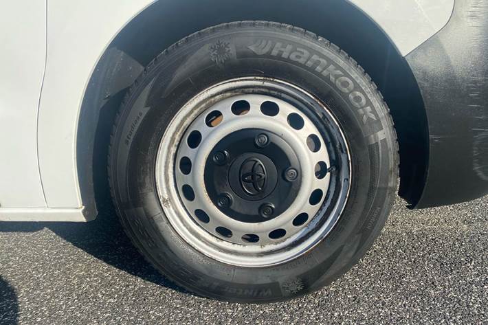 Hvid Toyota ProAce fra 2020