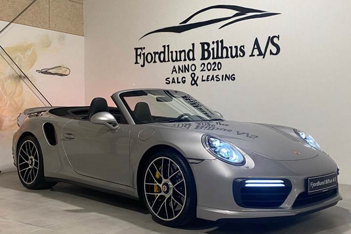 Sølv Porsche 911 Turbo S fra 2016 set udefra