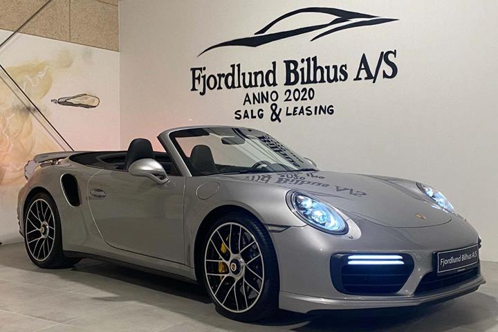 Sølv Porsche 911 Turbo S fra 2016 set udefra