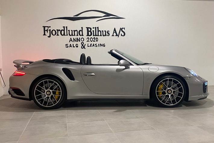 Sølv Porsche 911 Turbo S fra 2016