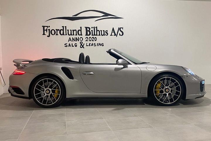 Sølv Porsche 911 Turbo S fra 2016