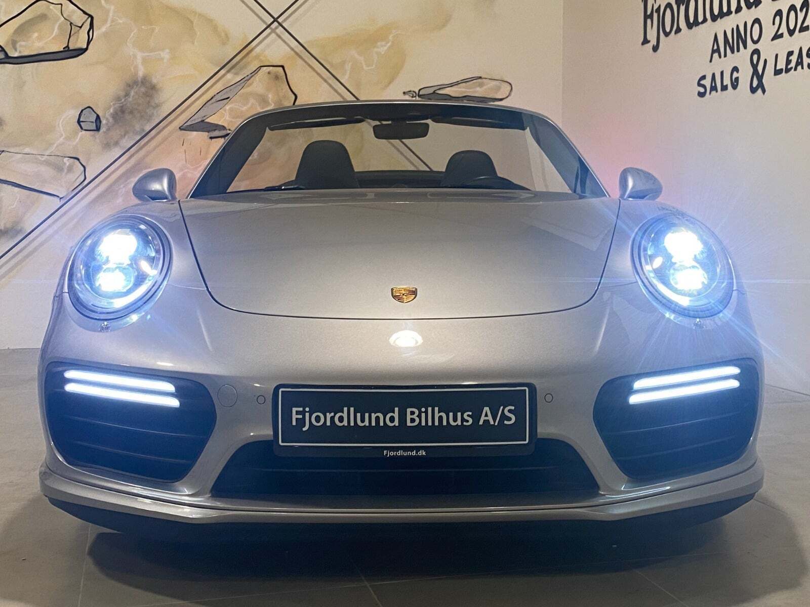 Sølv Porsche 911 Turbo S fra 2016 set udefra