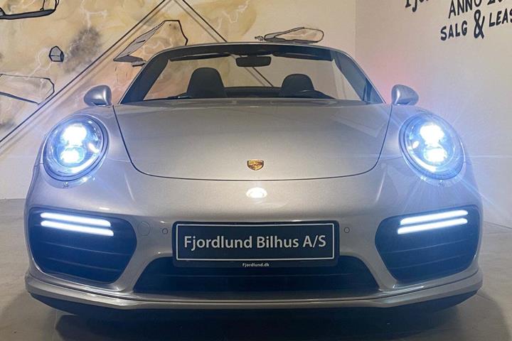 Sølv Porsche 911 Turbo S fra 2016 set udefra