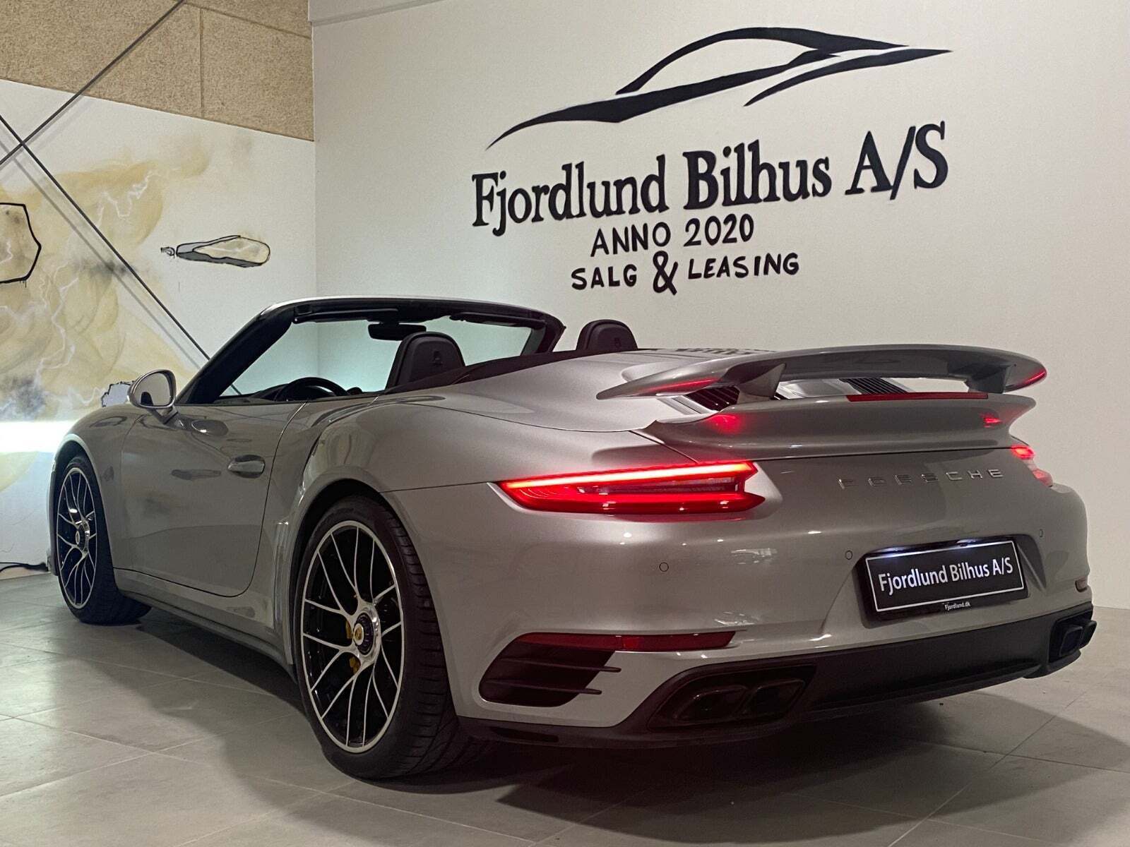 Sølv Porsche 911 Turbo S fra 2016
