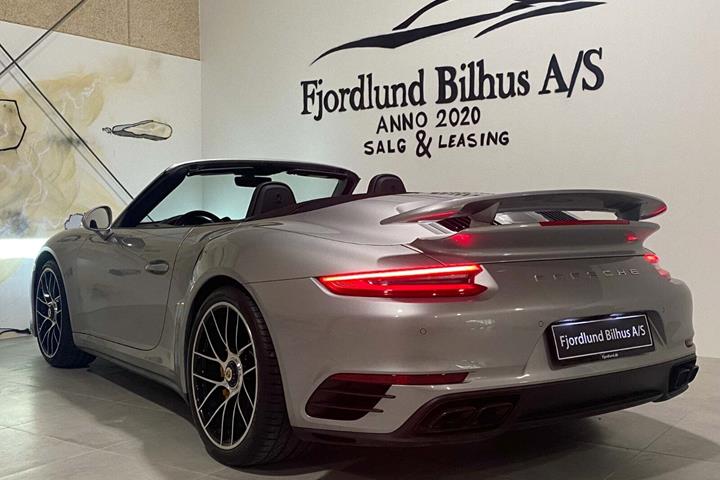 Sølv Porsche 911 Turbo S fra 2016