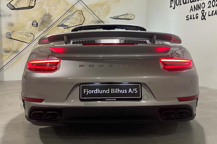 Sølv Porsche 911 Turbo S fra 2016 set udefra