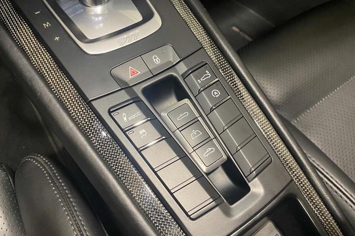 Sølv Porsche 911 Turbo S fra 2016