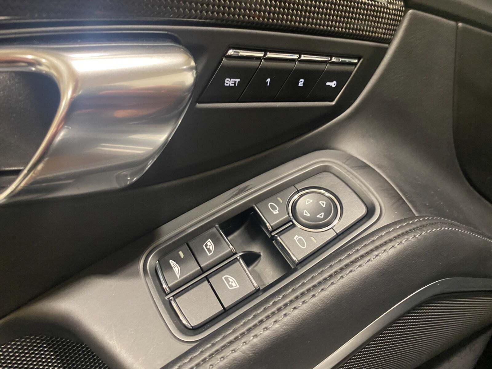 Sølv Porsche 911 Turbo S fra 2016
