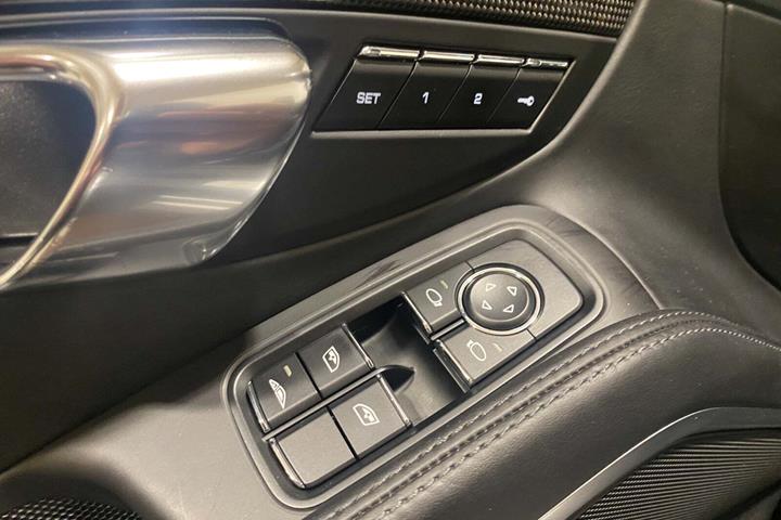 Sølv Porsche 911 Turbo S fra 2016