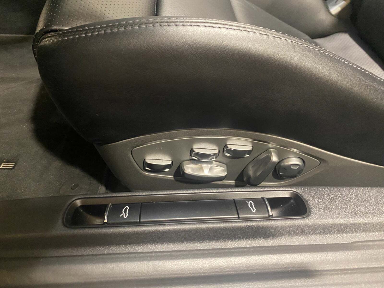 Sølv Porsche 911 Turbo S fra 2016