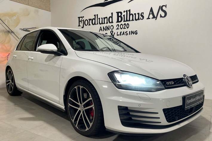 Hvid VW Golf VII fra 2013 set udefra