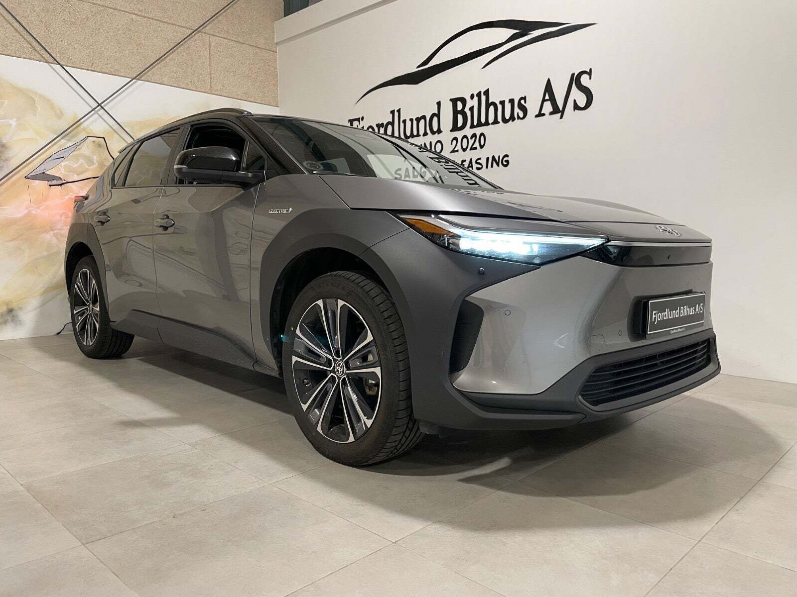 Grå Toyota BZ4X fra 2023 set udefra