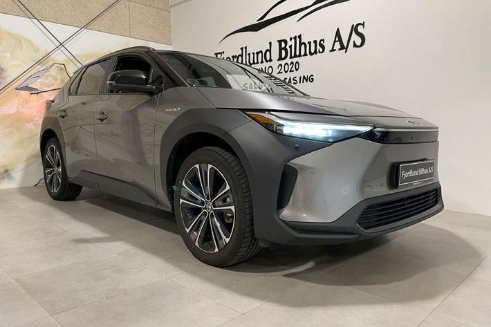 Grå Toyota BZ4X fra 2023 set udefra